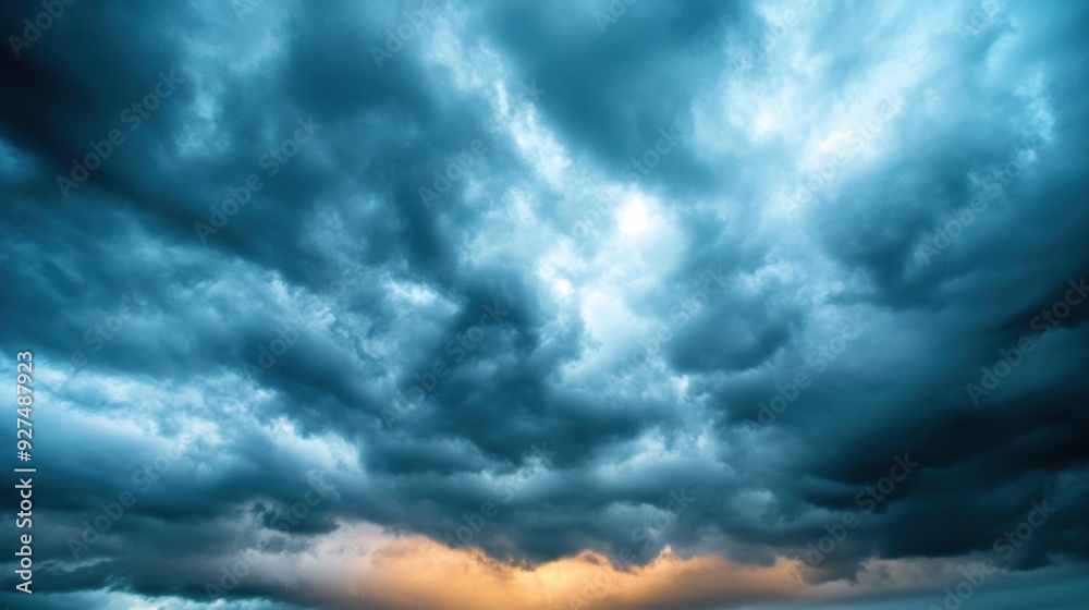 Obraz premium Foreboding Atmosphere: Dark Clouds Gathering on the Horizon