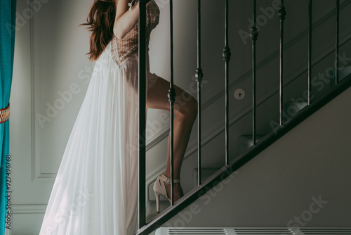 La sposa sale le scala interna del suo appartamento con eleganza e raffinatezza