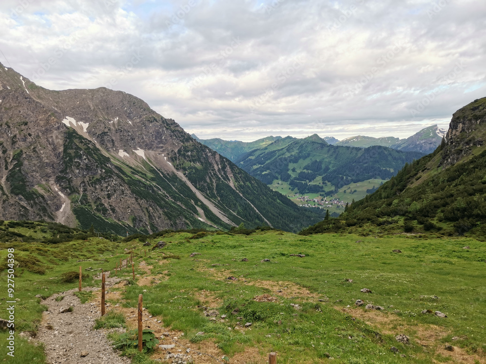 Naklejka premium hiking to a mountain hut