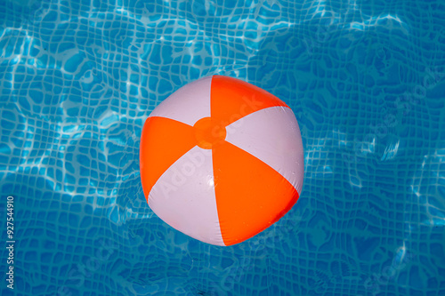 Pool Reflektion Wasserball