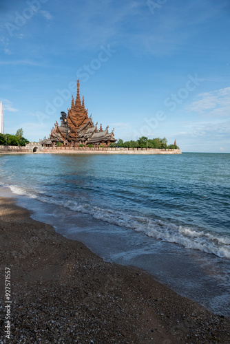 Obraz na płótnie Sanctuary of Truth Museum located in Pattaya Thailand, is the largest wooden castle in the world The museum structure is a hybrid of temple and a castle that is themed on the Ayutthaya Kingdom w salonie