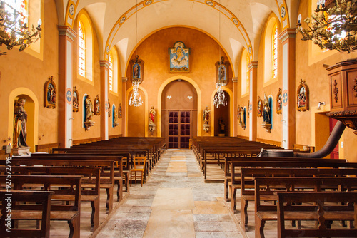 Int  rieur d une   glise catholique chr  tien. Eglise de Saint-Marcel. Eglise vide. Absence de croyant. Spiritualit   europ  enne. Eglise en France