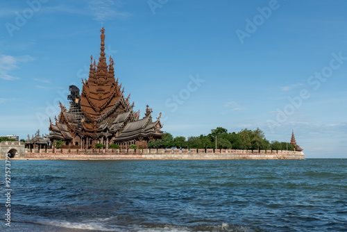 Obraz na płótnie Sanctuary of Truth Museum located in Pattaya Thailand, is the largest wooden castle in the world The museum structure is a hybrid of temple and a castle that is themed on the Ayutthaya Kingdom w salonie