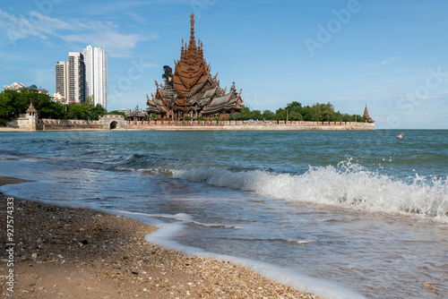 Obraz na płótnie Sanctuary of Truth Museum located in Pattaya Thailand, is the largest wooden castle in the world The museum structure is a hybrid of temple and a castle that is themed on the Ayutthaya Kingdom w salonie