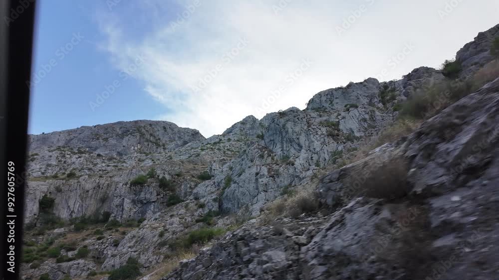 Carretera entre montañas. Prepicos de europa. Slow motion. Carretera entre montañas. Prepicos de europa. Slow motion.