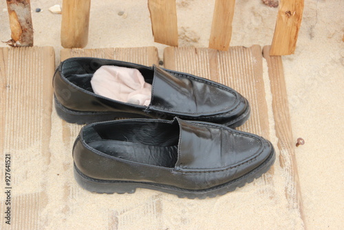 Chaussures rangées sur le bord d'une plage l'été photo