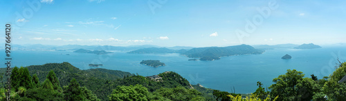 広島県瀬戸内海の眺め、瀬戸内海にある広島湾、宮島の弥山絡みた瀬戸内海の海、展望台から見た夏の瀬戸内海