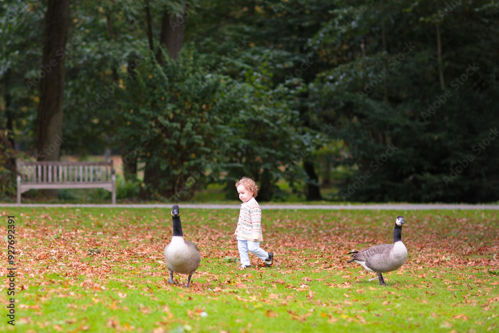 Fototapeta premium Kids play in autumn park