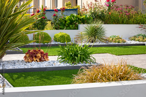 Foto Charmant petit jardin paysagé moderne au printemps.