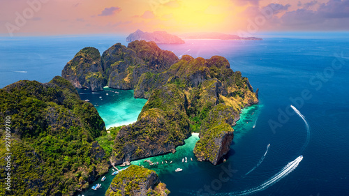 Quadro su tela Aerial top view sunset Maya Bay in island Phi Phi Leh, turquoise clear water in Krabi Thailand