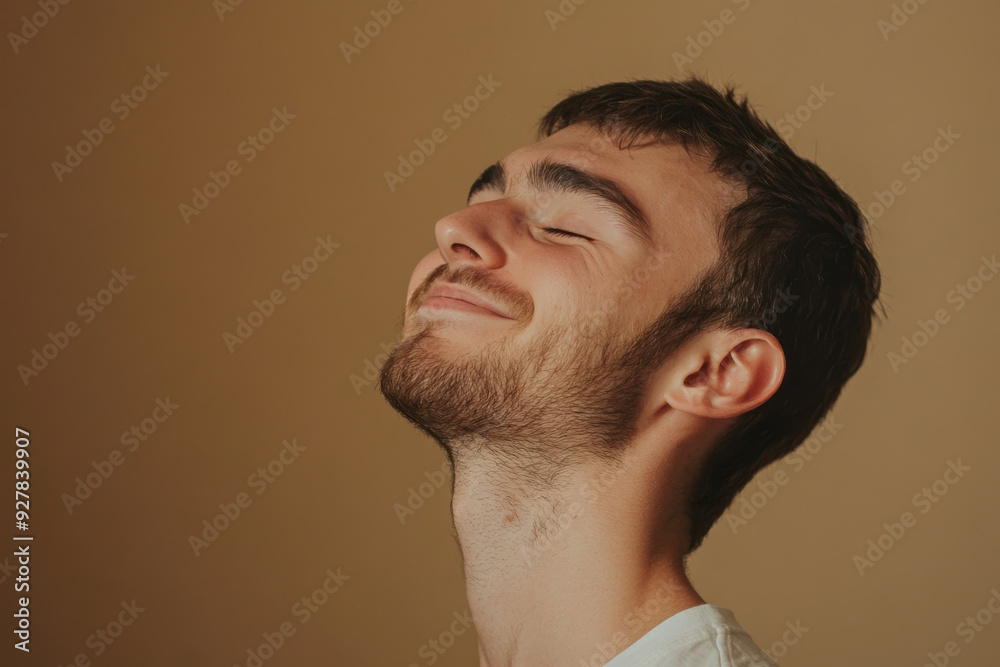 Obraz premium A close up of a man's face with his eyes closed