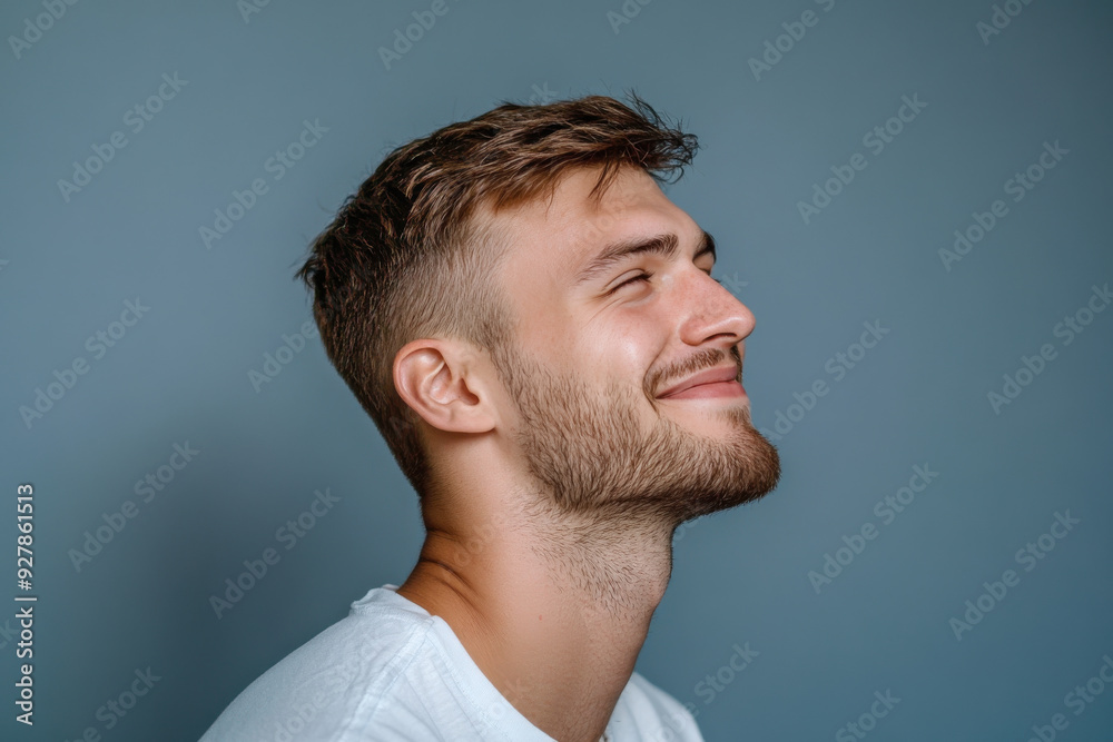 Obraz premium A close up of a man's face with his eyes closed
