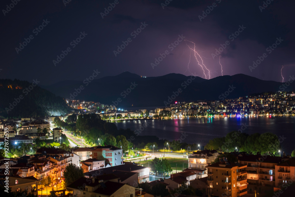 Obraz premium Thunderstorm over the Kastoria lake Greece