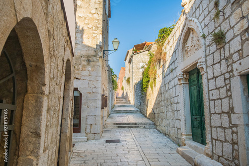 Obraz na płótnie Narrow stone street in town of Rab, Croatia w salonie