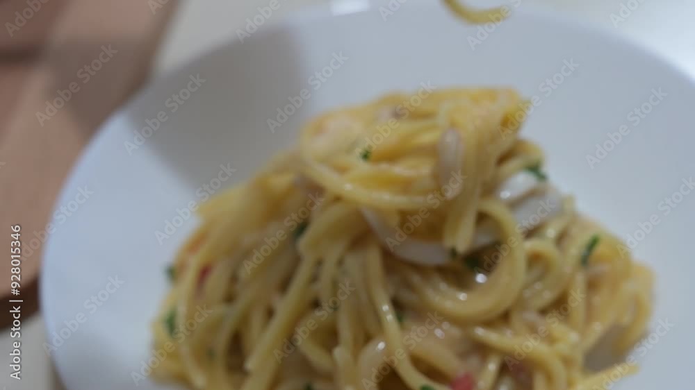 spaghetti ai frutti di mare fatti in casa e impiattati in un piatto bianco sul bancone della cucin spaghetti ai frutti di mare fatti in casa e impiattati in un piatto bianco sul bancone della cucin