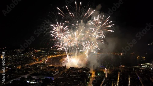 Donostia San Sebastián, bahía de la Concha desde la Zurriola en Semana Grande con los fuegos artificiales.  Clip6