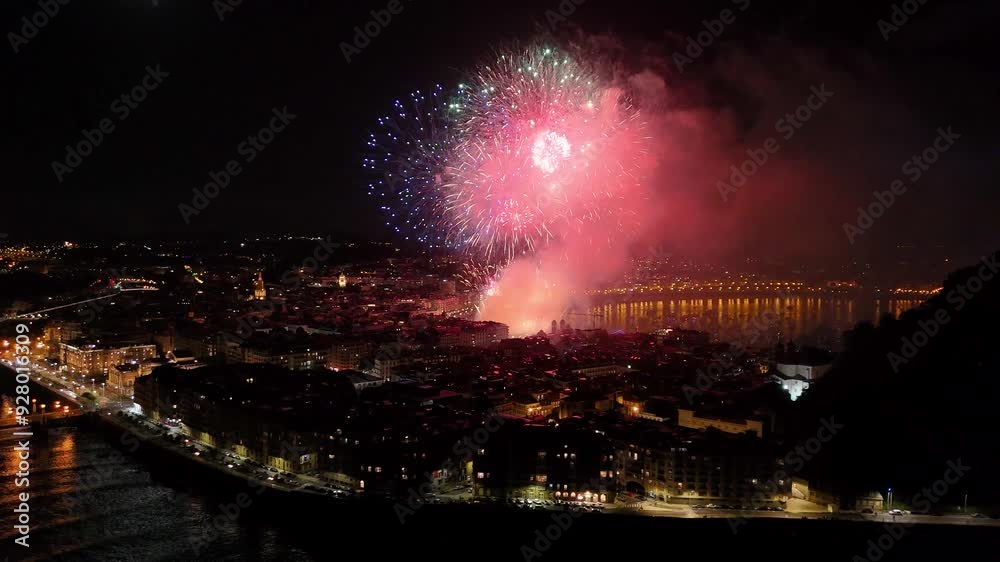 Donostia San Sebastián, bahía de la Concha desde la Zurriola en Semana Grande con los fuegos artificiales.  Clip1