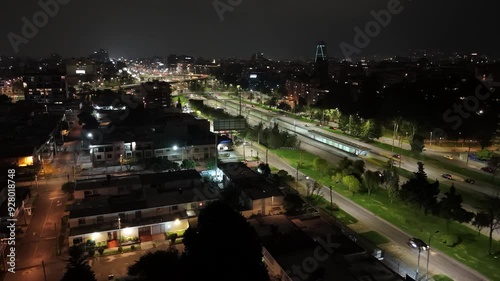 Autopista norte en Bogotá, Colombia en la noche con carros circulando, yendo a los puentes de la calle 92. photo