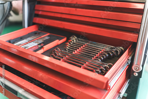 自動車整備士のキャビネットの中の工具
 photo