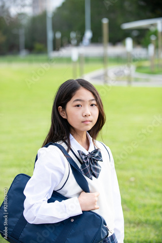 こちらを見ている制服姿の女子学生