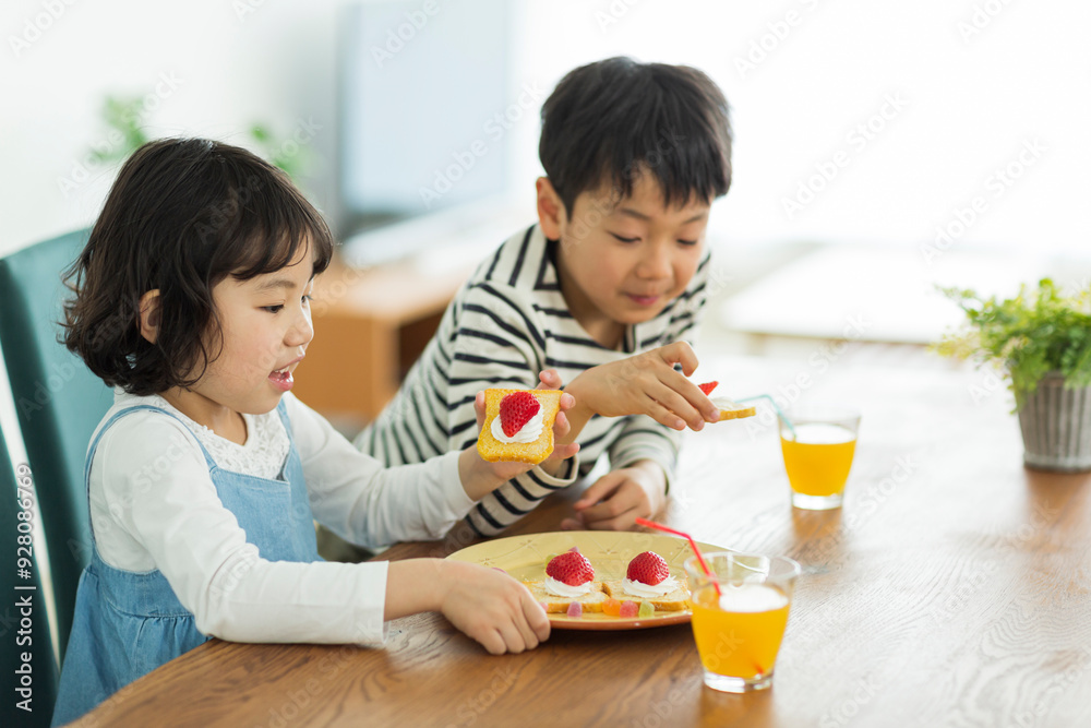 おやつを食べる兄妹 おやつを食べる兄妹