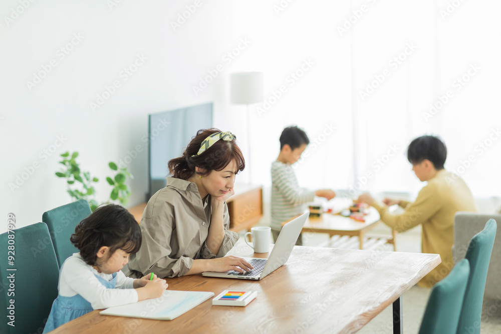 リビングで過ごす家族 リビングで過ごす家族