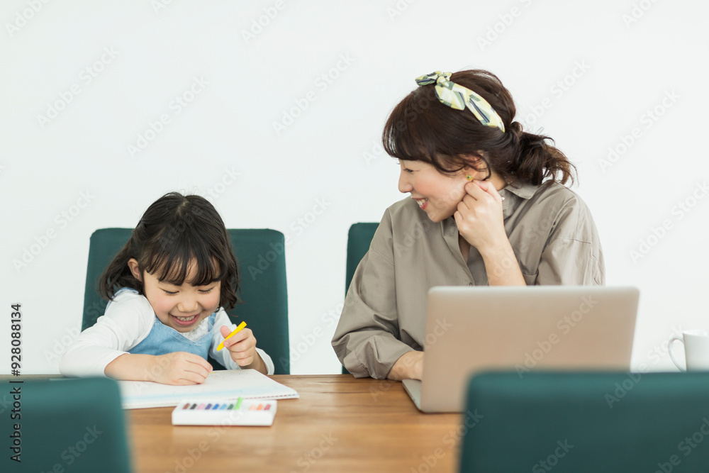 お絵かきする女の子と母親 お絵かきする女の子と母親
