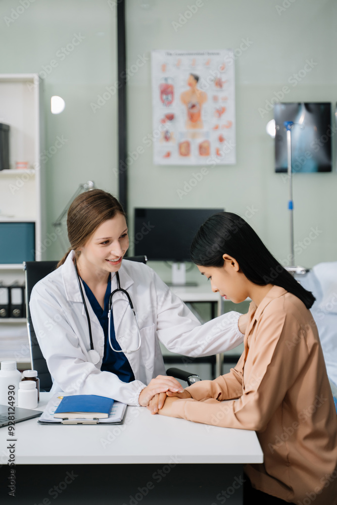 © Nuttapong punna - Doctor discussing treatment with Female patient talks to discuss results or symptoms and sitting on examination desk