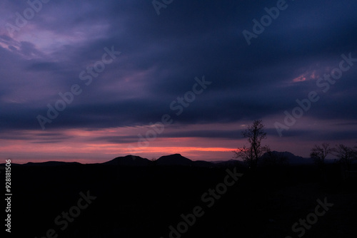 Fototapeta Naklejka Na Ścianę i Meble -  atardecer en el cerro