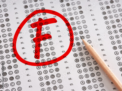 Cuadro en lienzo Test exam grade F with a red circle on a sheet of paper with pencil