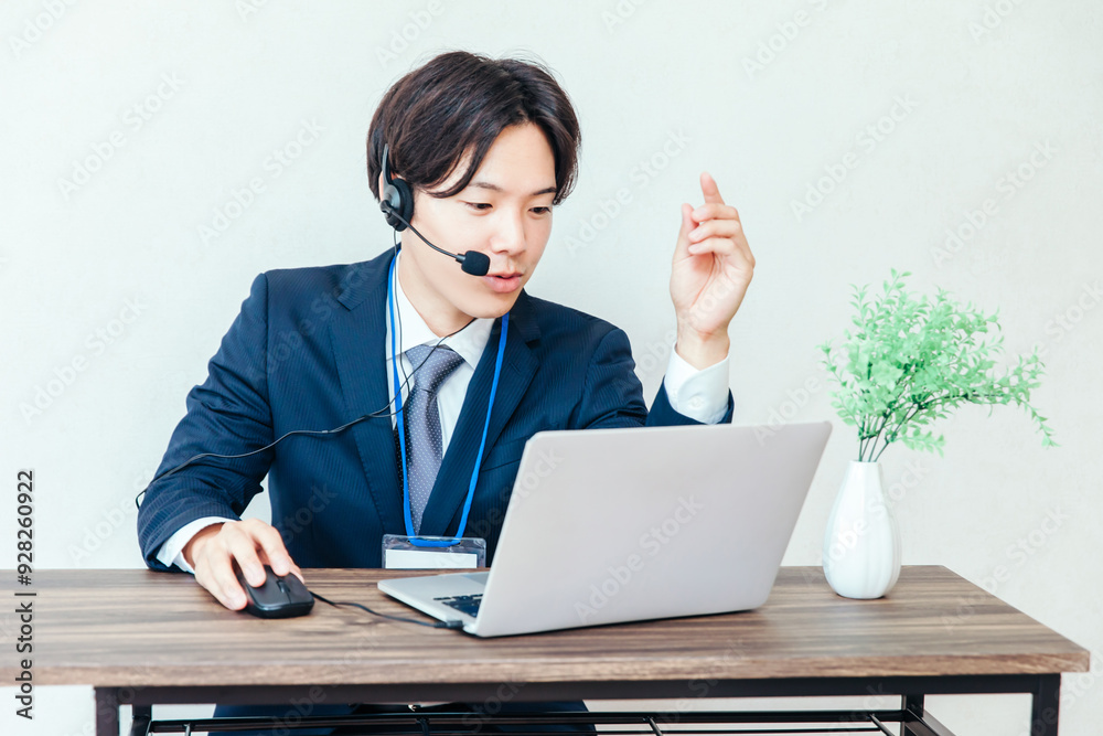リモートワークするビジネスマン
Businessman wearing earphones and working remotely リモートワークするビジネスマン
Businessman wearing earphones and working remotely