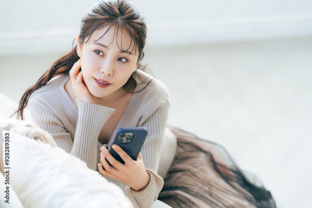 スマホを持って微笑む女性 スマホを持って微笑む女性