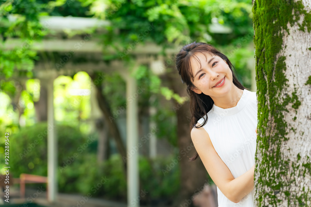 新緑の公園でリラックスする女性 新緑の公園でリラックスする女性