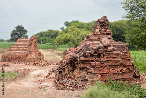 Foto Stacked red bricks, ready for construction, brick kiln site