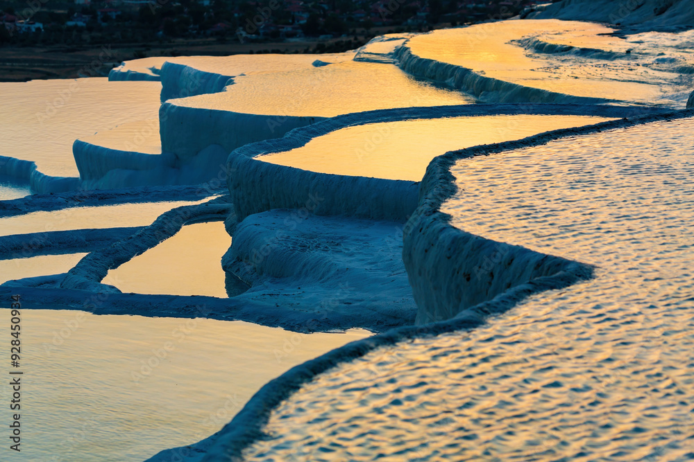 Φωτογραφία Stunning close-up of Pamukkale travertines at sunset, showcasing the golden reflections on the terraced pools