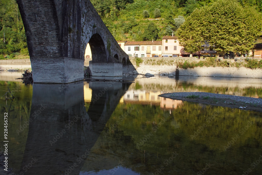 Fototapeta premium bridge reflected in the river in tuscany