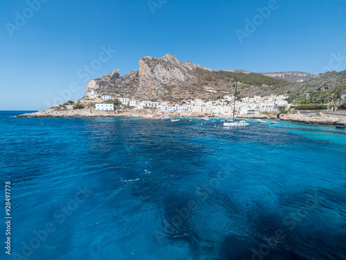 Isola di Levanzo, nelle Egadi, vista dalla barca