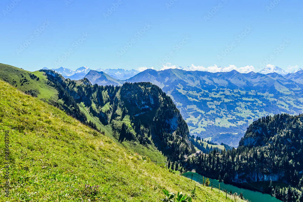 Obraz premium Stockhorn, Hinterstockensee, Bergsee, Mieschflue, Chrindi, Walpersbergflue, Wanderweg, Klettern, Fischer, Aussicht, Alpen, Berner Oberland, Simmental, Kanton Bern, Sommer, Schweiz