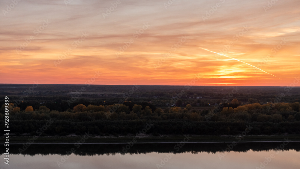 Obraz premium Tranquil Sunset Reflections over Calm River