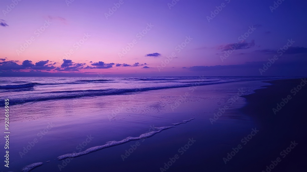 Obraz premium A serene twilight beach scene with gentle waves and a purple sky.