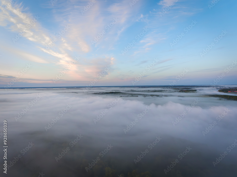 Obraz premium Morning mist over the field