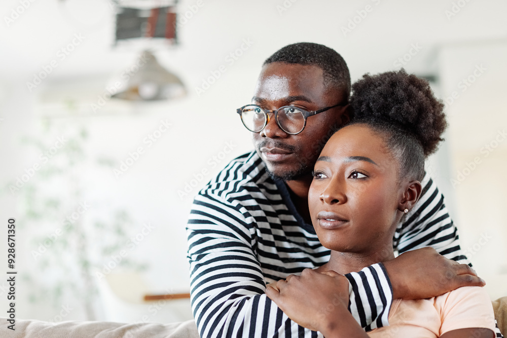 Obraz premium woman couple man happy happiness love black young lifestyle together romantic boyfriend girlfriend laughing hug