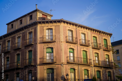 Fachada de edificio antiguo en centro de ciudad española al atardecer