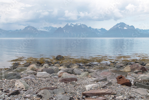 Am Ufer des Lyngenfjord mit Blick auf die Lyngenalpen photo