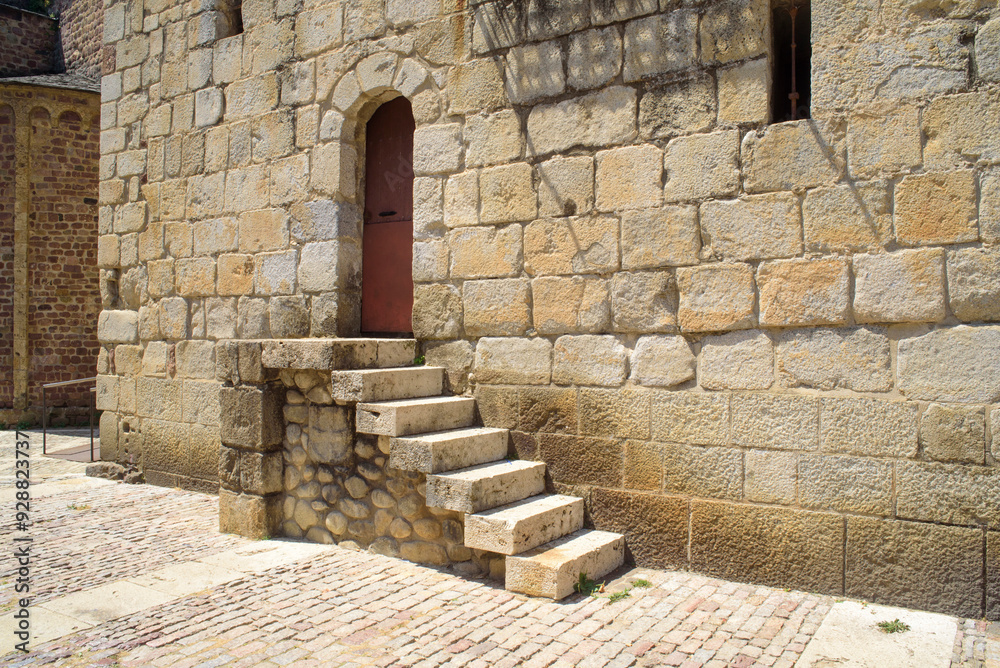 Escalones y puerta en pared de piedra de edificio monumental medieval Escalones y puerta en pared de piedra de edificio monumental medieval