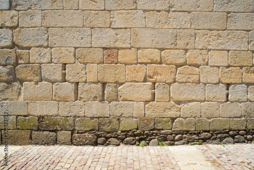 Pared de piedra de edificio monumental medieval