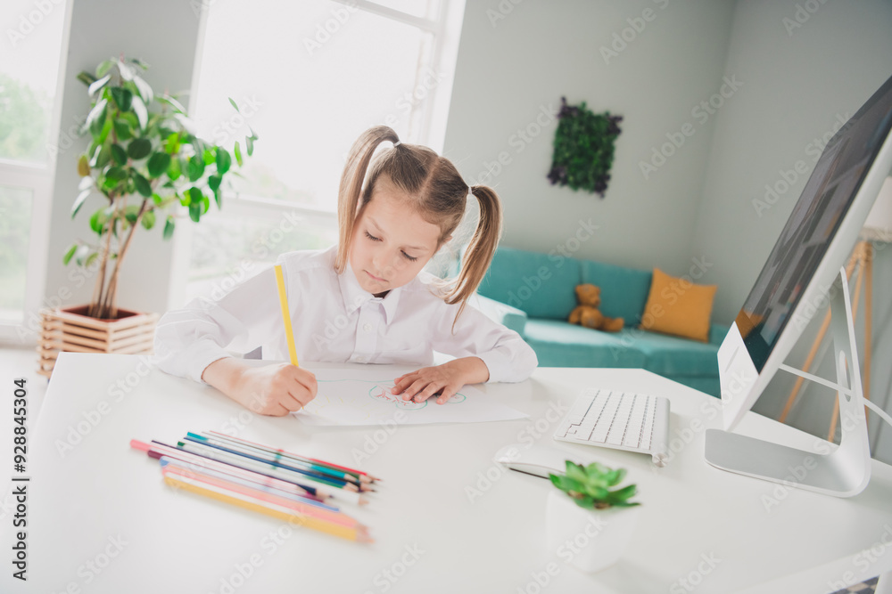 Photo portrait of small cute daughter drawing pencils inspiration remote education home schooling isolated indoors background Photo portrait of small cute daughter drawing pencils inspiration remote education home schooling isolated indoors background