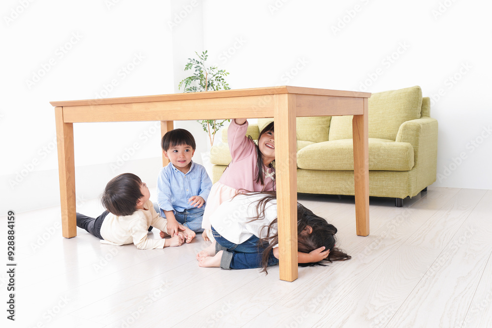 地震から避難をする子どもたち 地震から避難をする子どもたち