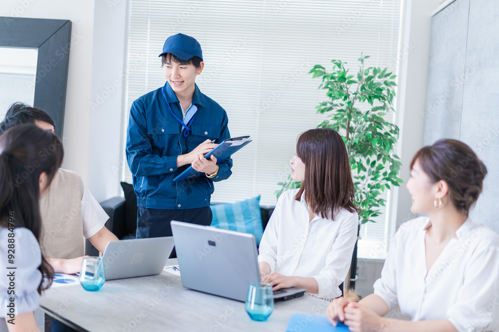 Obraz premium エンジニアと打ち合わせをするビジネスパーソン