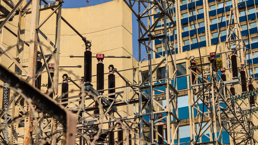 Fototapeta premium Instalações elétricas de uma distribuidora de energia no Brasil, destacando a infraestrutura e os componentes industriais
